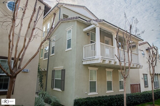 Foto del edificio - Lovely tri-level condo located in the gated community of Bellafina