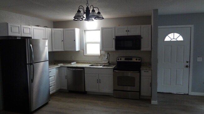 Building Photo - 847 S Laurel Ave