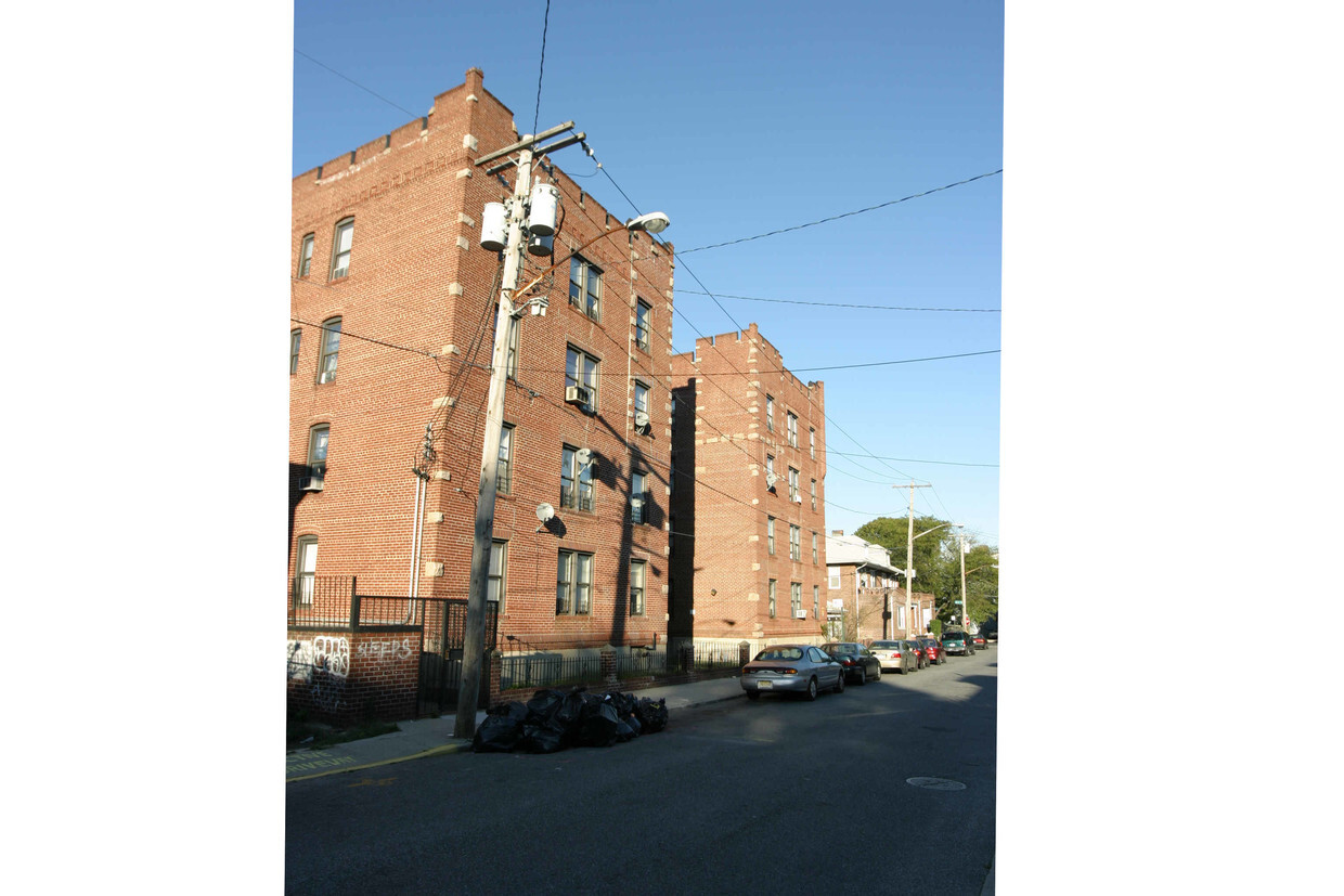 Primary Photo - 910 Dinsmore Ave