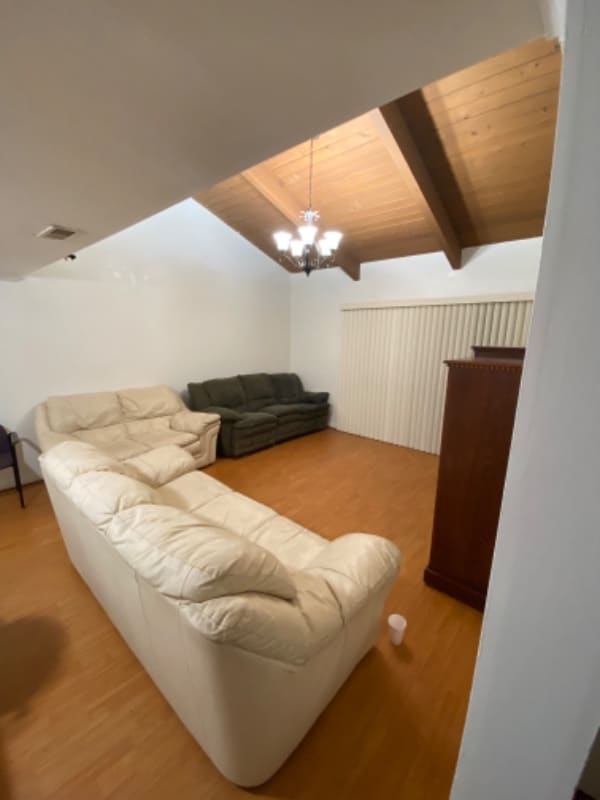 Foto del edificio - 10331 Lindley Ave