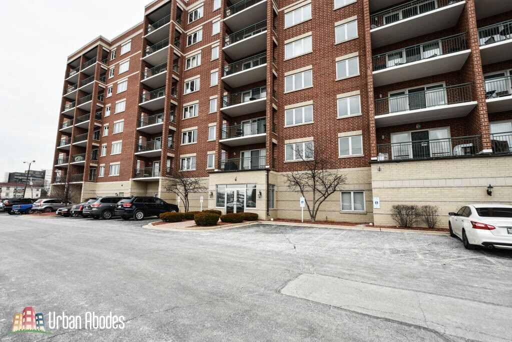 Primary Photo - 5555 N Cumberland Ave