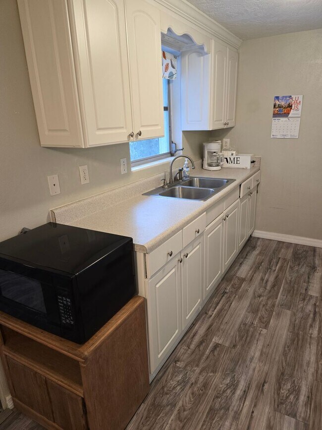 Building Photo - Adorable 2/1.5/1 Mostly Furnished House in...