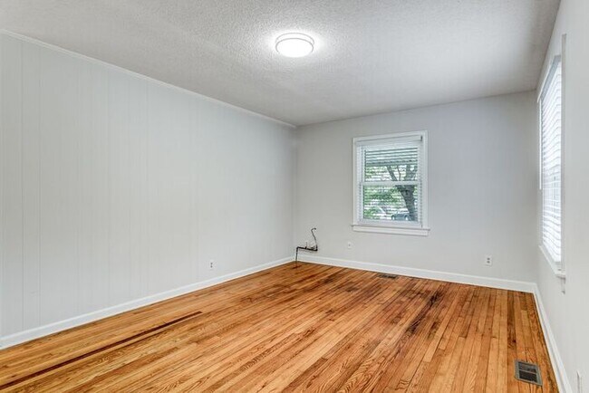 Foto del edificio - 2 Bed, 2 Bath in the Garden Homes neighborhood of Greensboro!