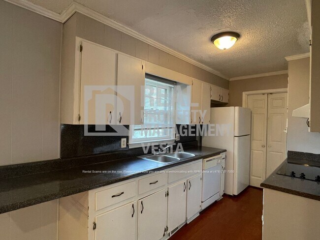 Foto del edificio - Spacious Three Bedroom House On Large Corn...