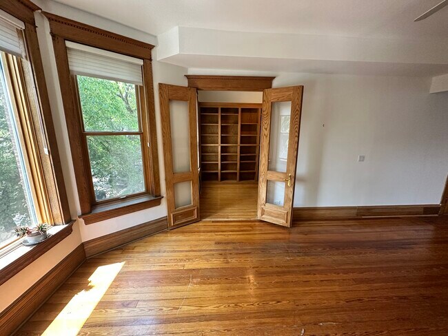 Building Photo - 1110 W Oakdale Ave