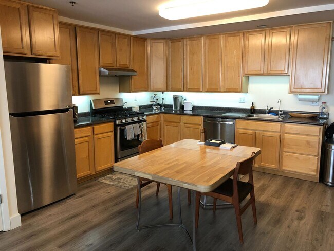 Building Photo - PRICE IMPROVEMENT! Rare huge tri-level lof...