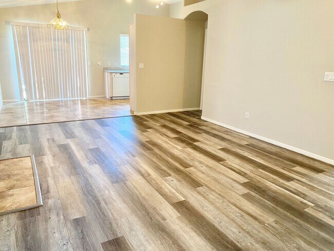 Foto del edificio - 1 STORY 3 BR, 2 BA  HOME IN THE HEART OF S...