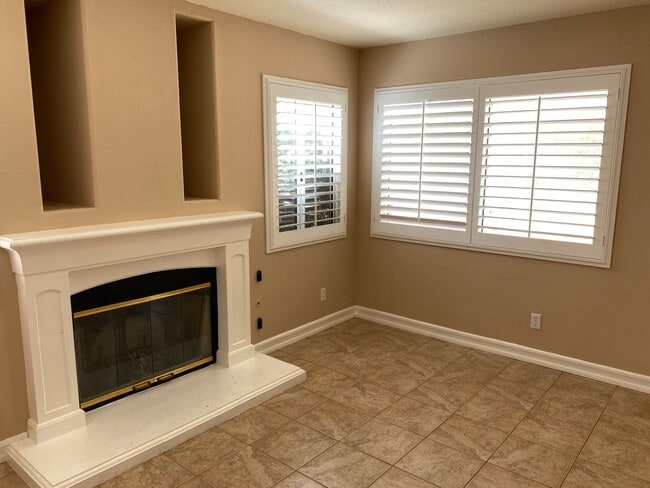 Building Photo - Quartz Hill Beauty