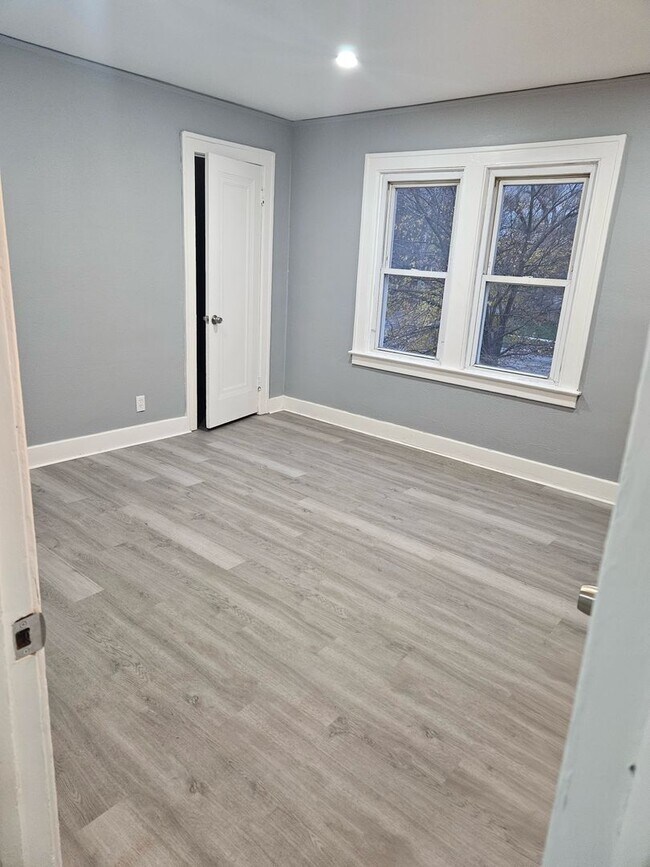 Foto del edificio - 5211 Lakeview St