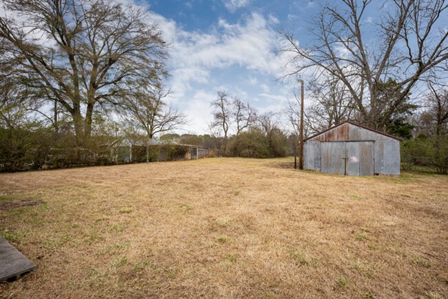 Building Photo - Newly renovated 1930s house waiting to bec...