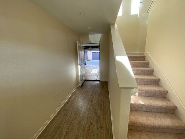Building Photo - Spacious Condo 3 bedrooms, 2 bathrooms Bui...
