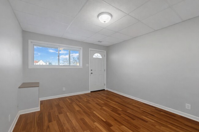Foto del edificio - Charming 2BR Home with Rear Deck & Washer/Dryer in Dundalk