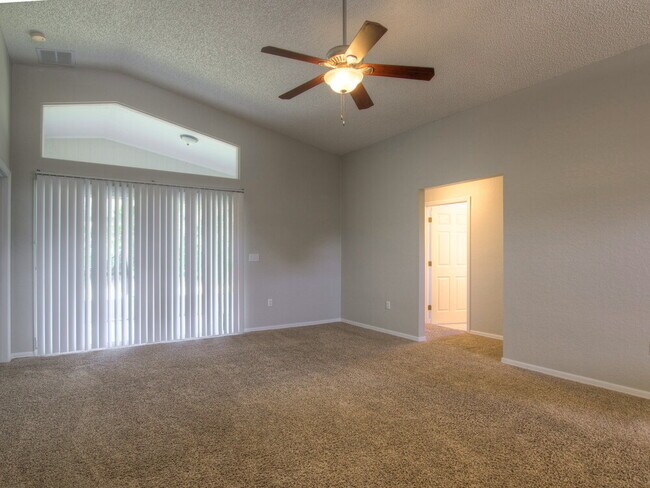 Building Photo - 827 Summer Glen Dr