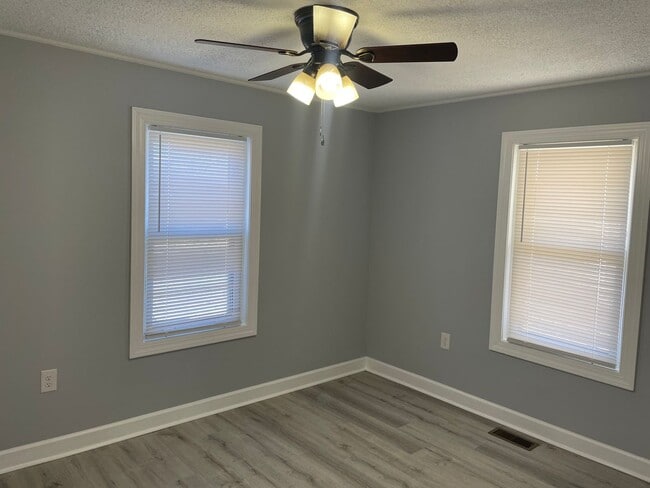 Building Photo - 2 Bed, 2 Bath newly renovated home located...
