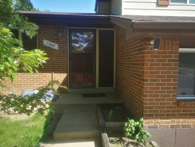 Building Photo - 1308 S Bowen St