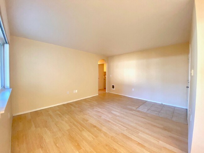 Foto del edificio - Charming Lake Oswego Unit in Oswego Bay Co...