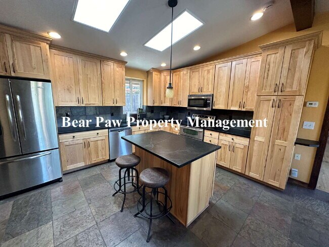 Building Photo - Splendid 4 Bedroom in Morrison Proper!