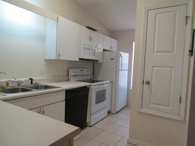 Foto del edificio - Northeast Pensacola 2BR Patio Home Near UWF & I-10 with Screened Porch, Privacy-Fenced Backyard.