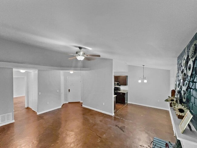 Building Photo - Move in now