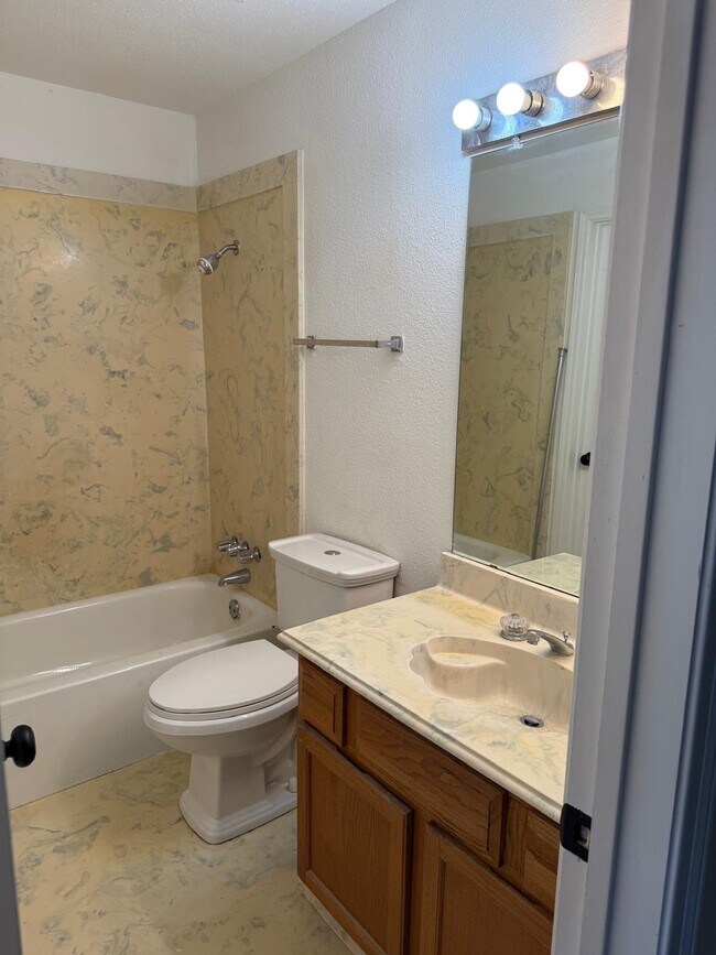 Foto del edificio - 8243 Creekbend Dr