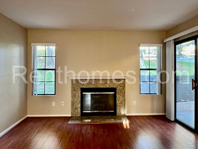 Building Photo - Rancho Bernardo, 15062 Avenida Venusto #24...