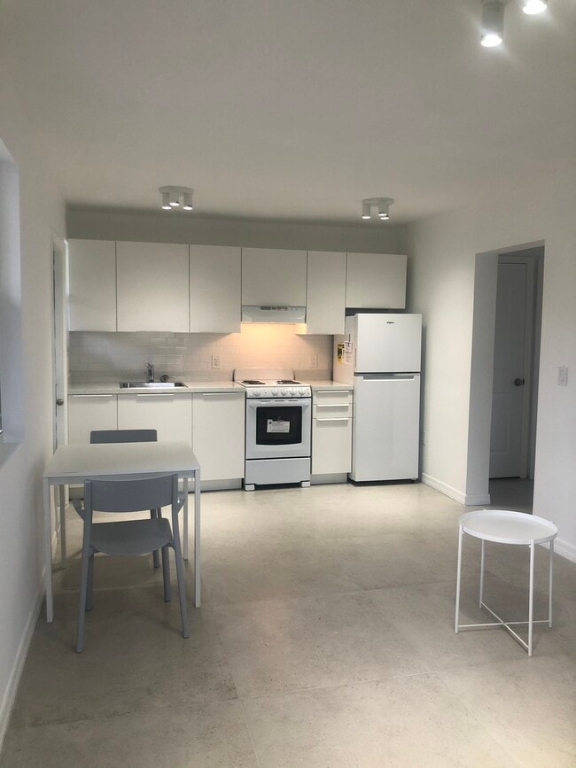 Modern premium kitchen - 5963 SW 66th Ter