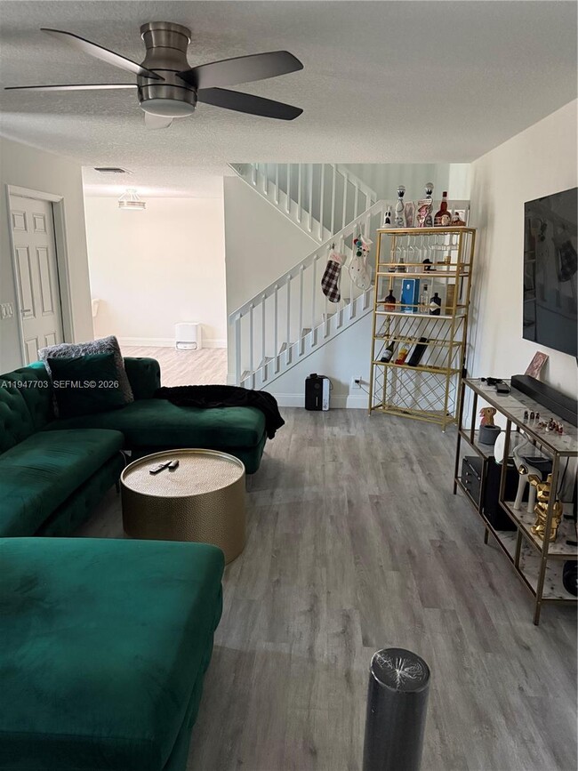 Building Photo - 2563 Lakeview Ct