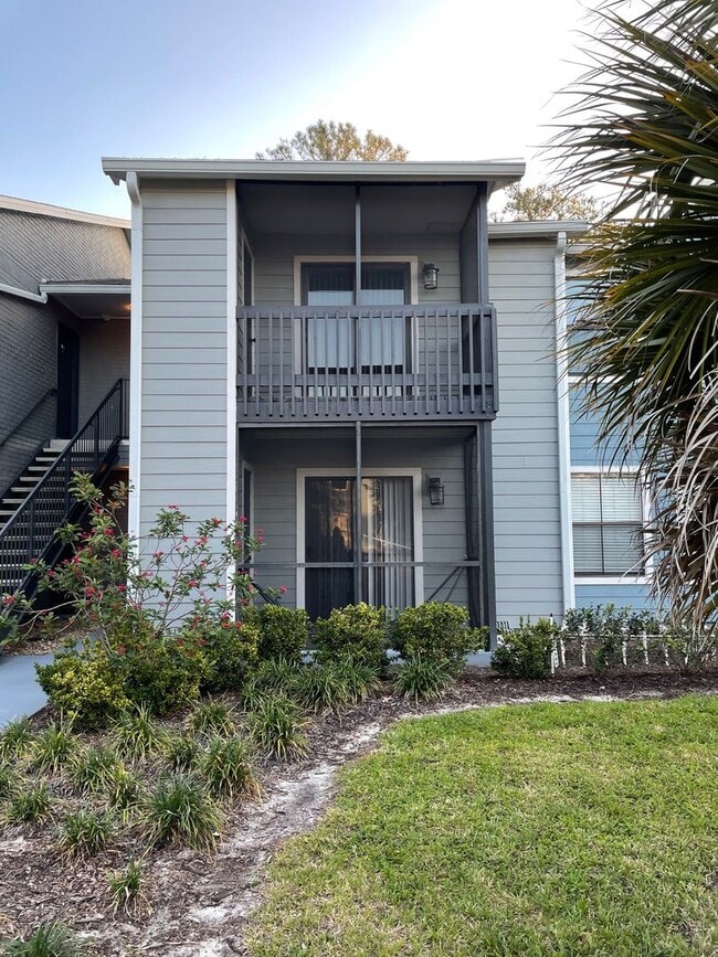 Building Photo - Fabulous 2/1 Second Floor Condo