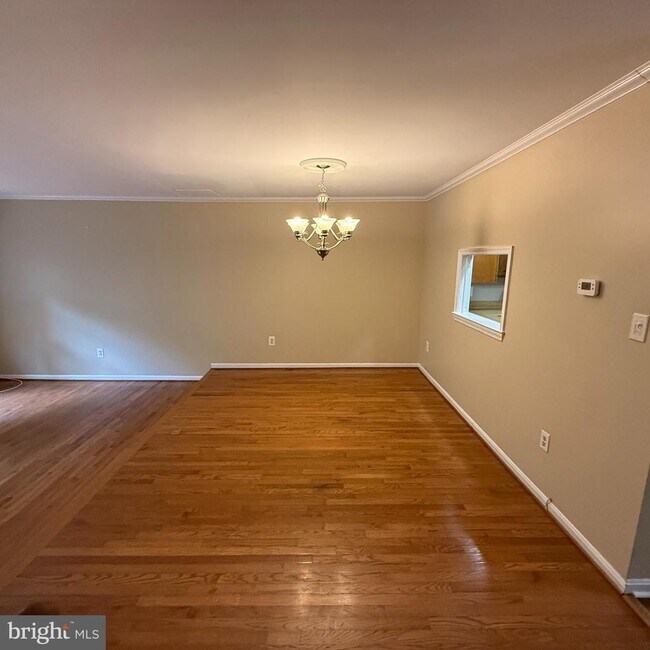 Foto del edificio - 8222 Maple Ridge Ave