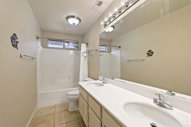 Building Photo - 3505 Lake Cir Dr