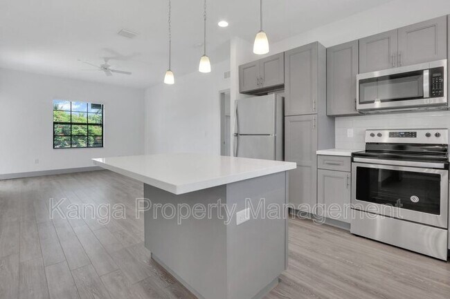 Foto del edificio - 600 NE 14th Ct