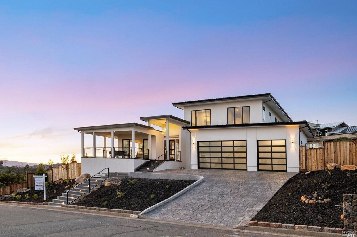 Foto principal - 4 Bedroom Home in Fountaingrove