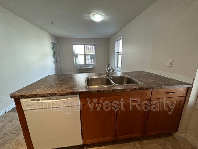 Building Photo - 598-598 Sutherland Ave