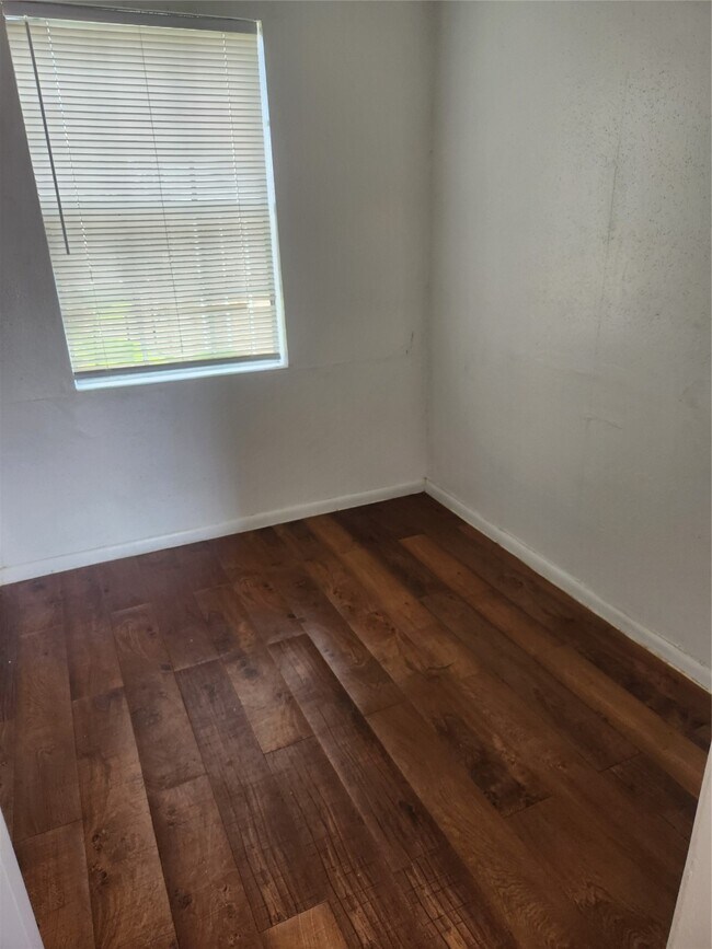 Building Photo - 1016 Miles St