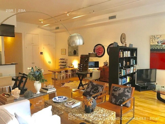 Building Photo - Massive Full Floor Two Bedroom Loft!