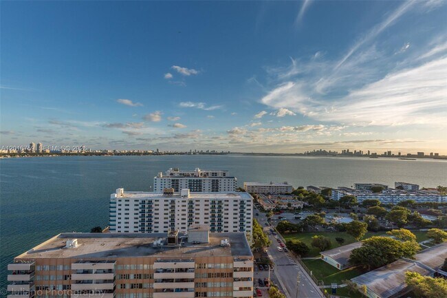 Foto del edificio - 7601 E Treasure Dr