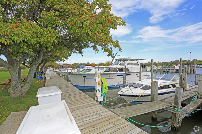 Harbor Club Apartments and Yacht Club