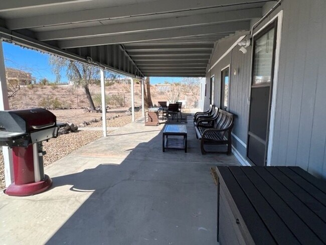 Building Photo - 2 Bedroom furnished Vacation home/UTILITIE...