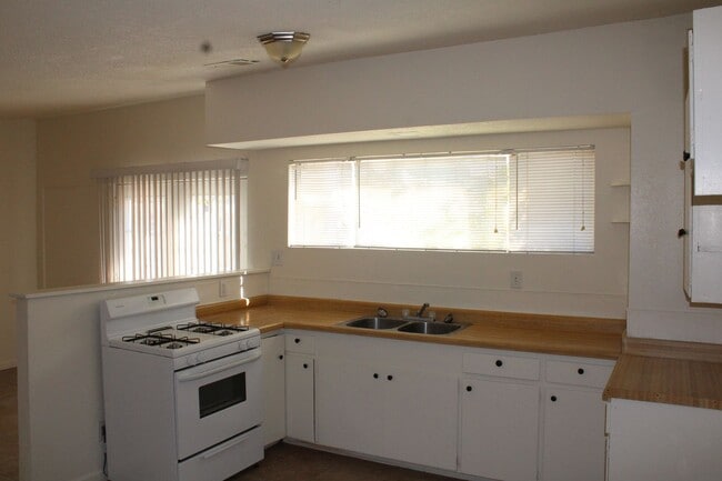 Foto del edificio - 2528 Irwin Rd