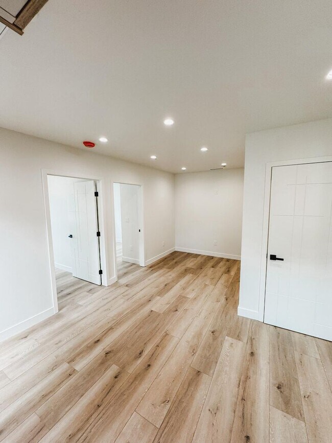 Foto del edificio - 9637 Corbin Ave