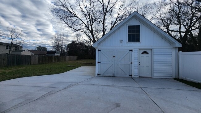 Building Photo - 809 Providence Rd