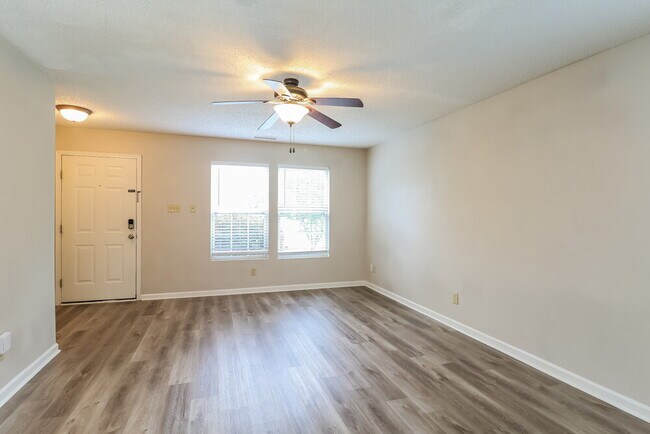 Foto del edificio - 803 Chastain Ave