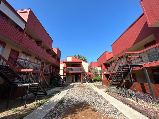 Foto del edificio - **MOVE IN SPECIAL** ! Beautiful 2 Bedroom ...