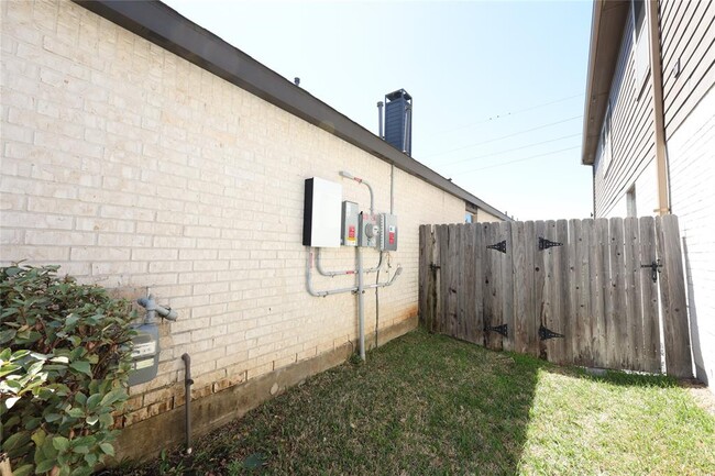 Foto del edificio - 2334 Falcon Brook Dr