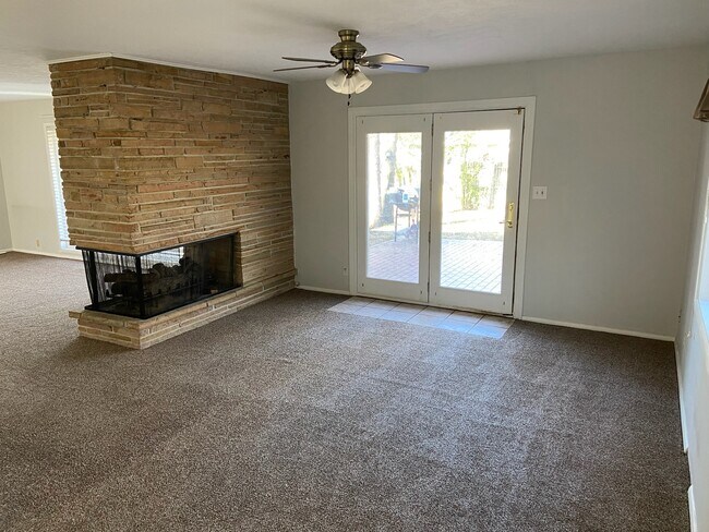 Foto del edificio - 1317 Oakdale Dr