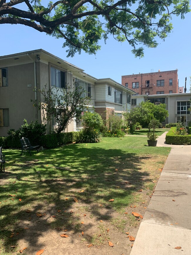 Building Photo - 1214 S Bronson Ave