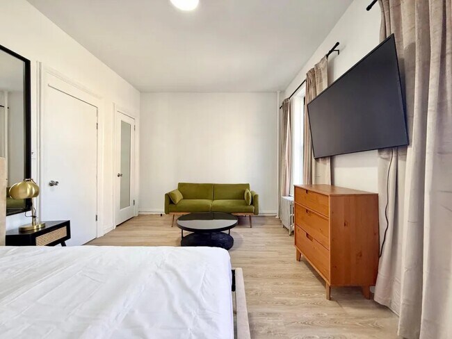 Foto del edificio - Furnished room/NOT APARTMENT