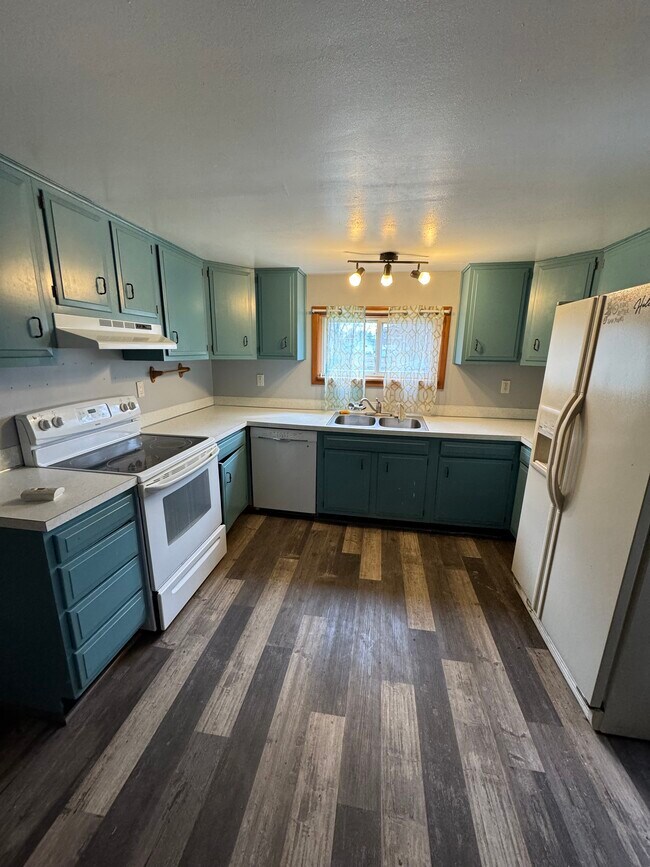 Kitchen - 409 Austin St