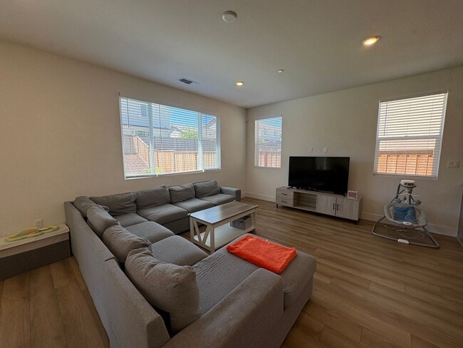 Foto del edificio - Gorgeous 4 Bedroom Home in Quiet Hollister...