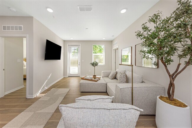 Interior Photo - Everest Largo Apartments